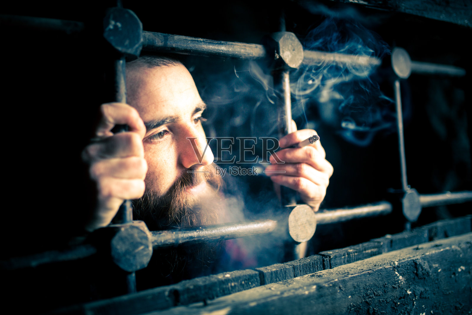 身陷囹圄的囚犯照片摄影图片