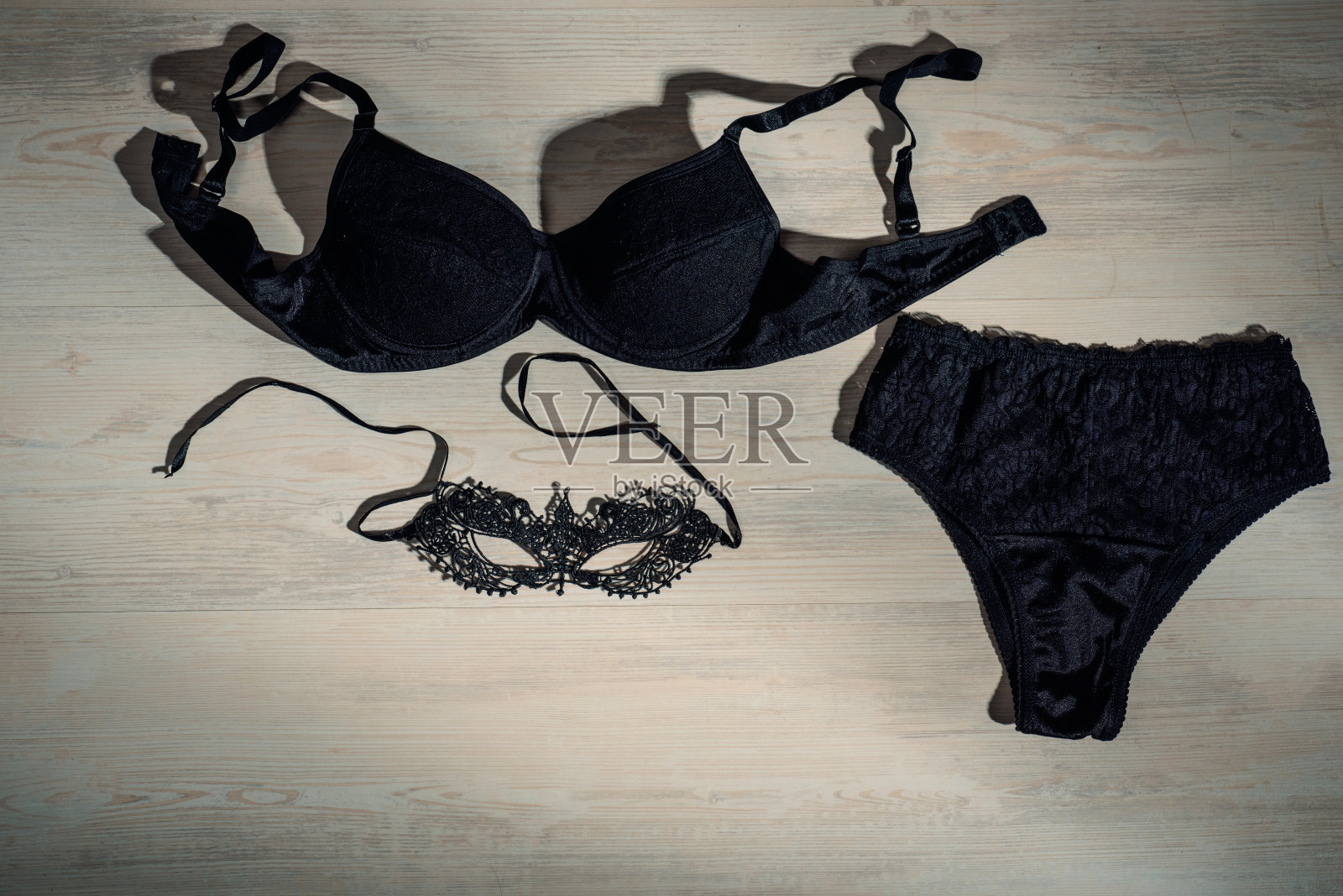 女性黑色内衣和面具照片摄影图片