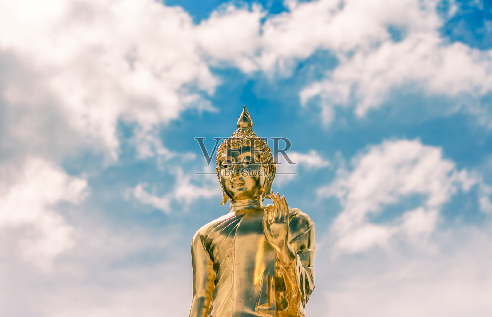 金色佛像和蓝天照片摄影图片