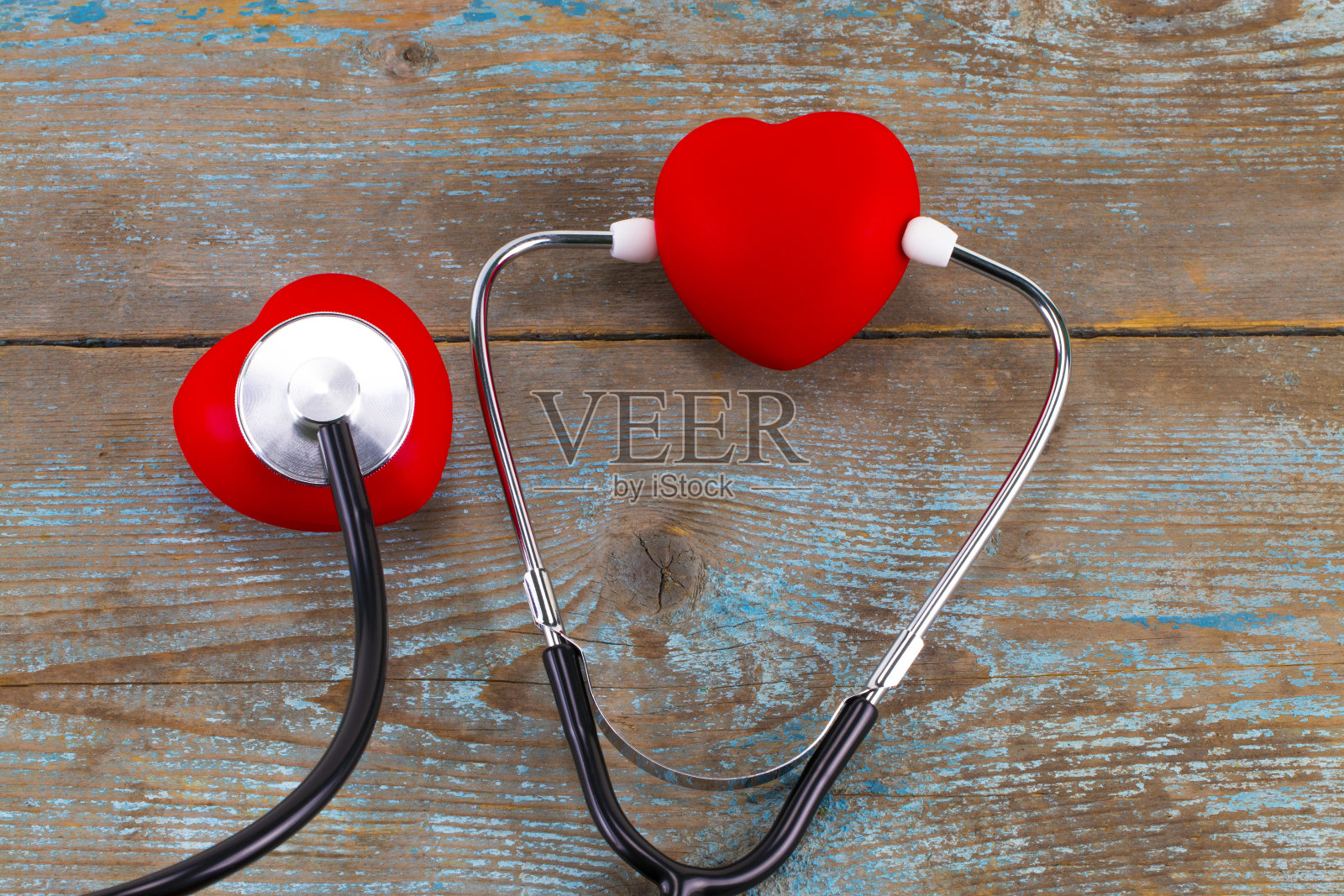 世界卫生日活动用红爱心心脏和医生的听诊器、急救概念照片摄影图片