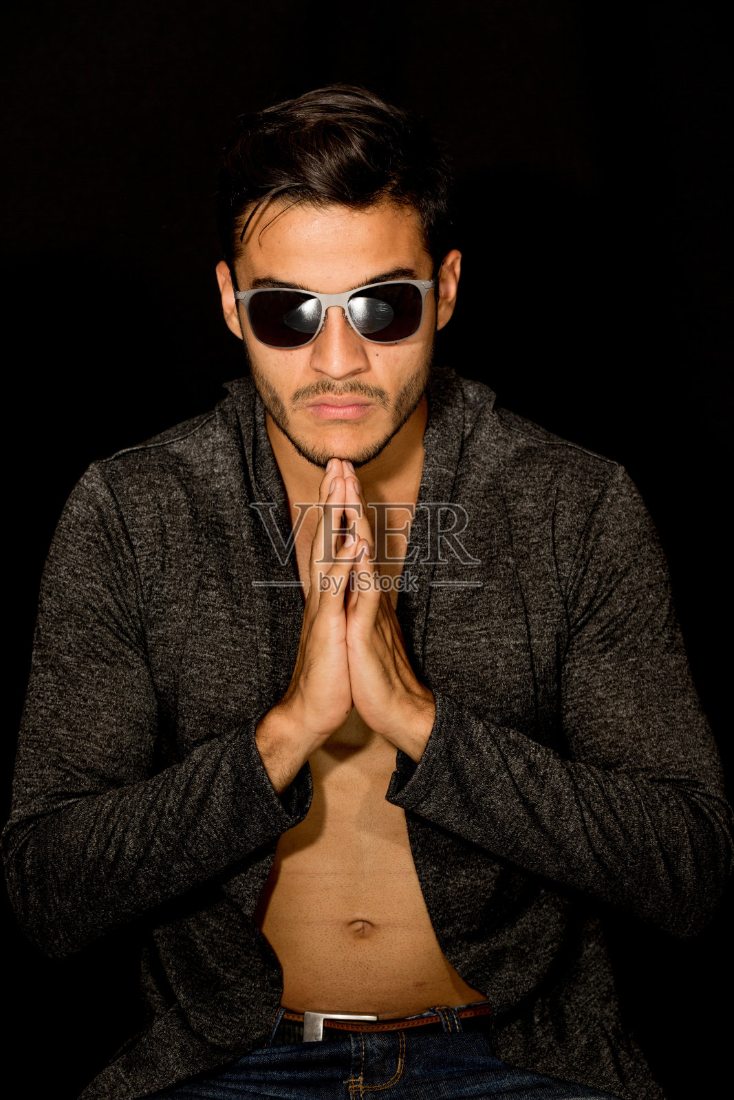 男人腰上肖像看相机太阳镜和双手放在一起照片摄影图片