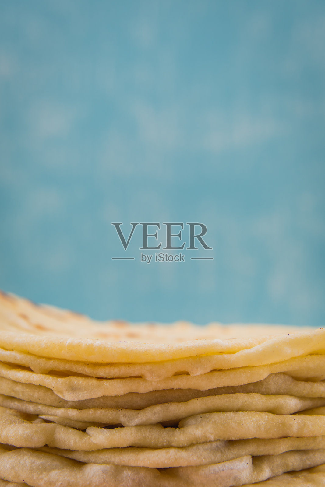 上面堆放着蓝色拷贝空间的玉米饼的特写照片摄影图片