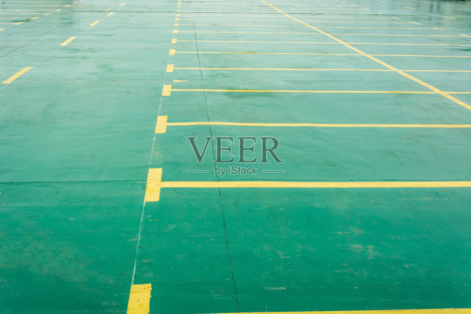 停车场里用黄线标出的停车位。照片摄影图片