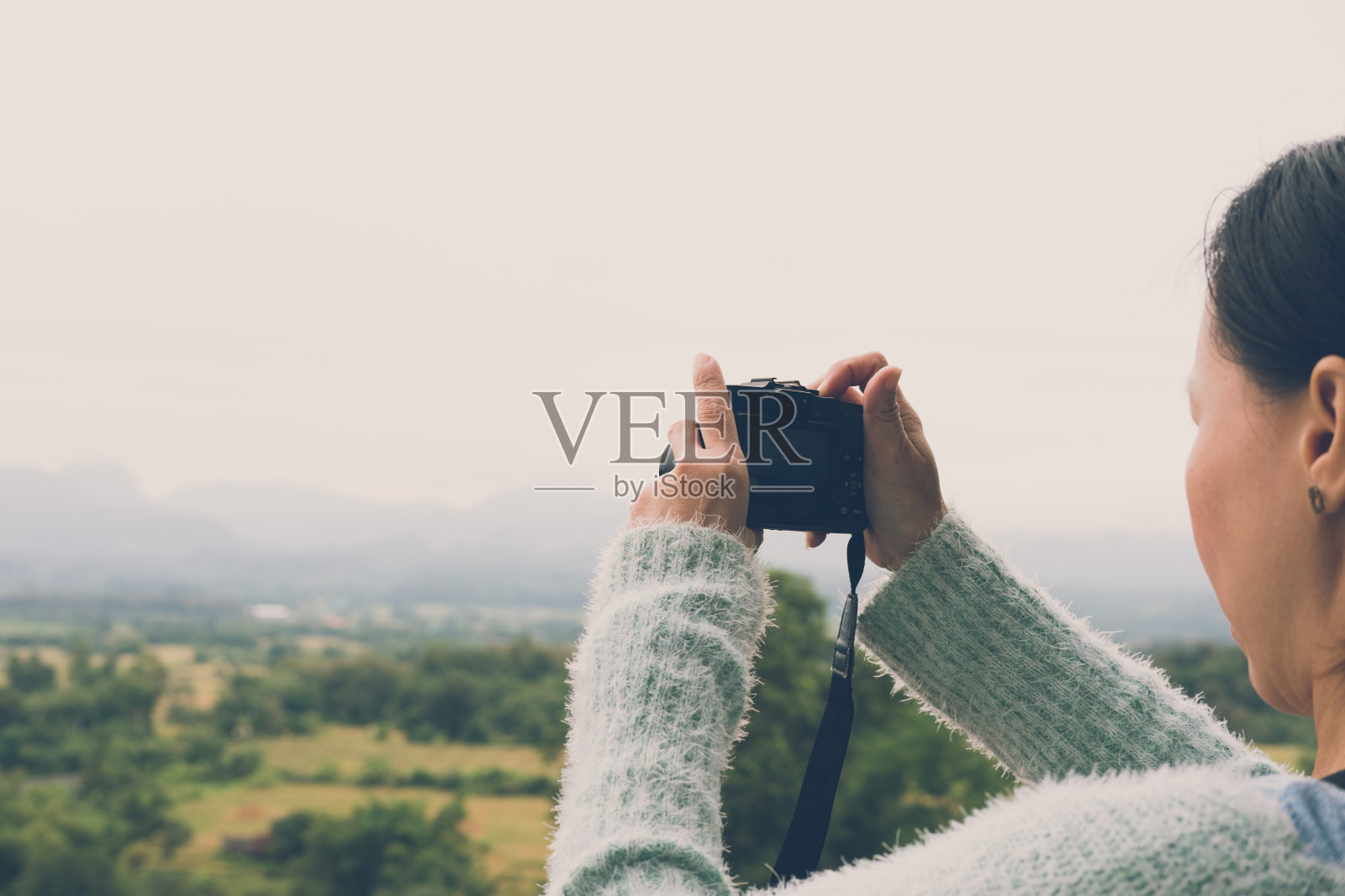 一名妇女在泰国拍摄乡村风景。早晨的森林和山。照片摄影图片