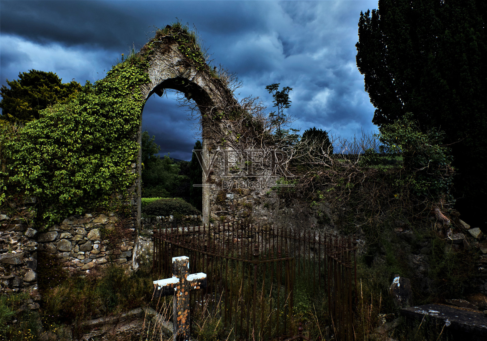 教堂废墟和墓地照片摄影图片