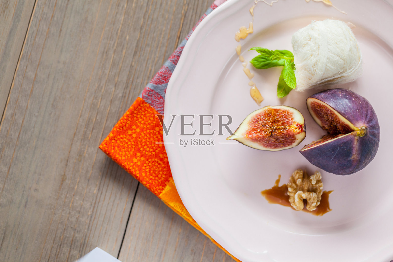 带无花果的东方甜点照片摄影图片