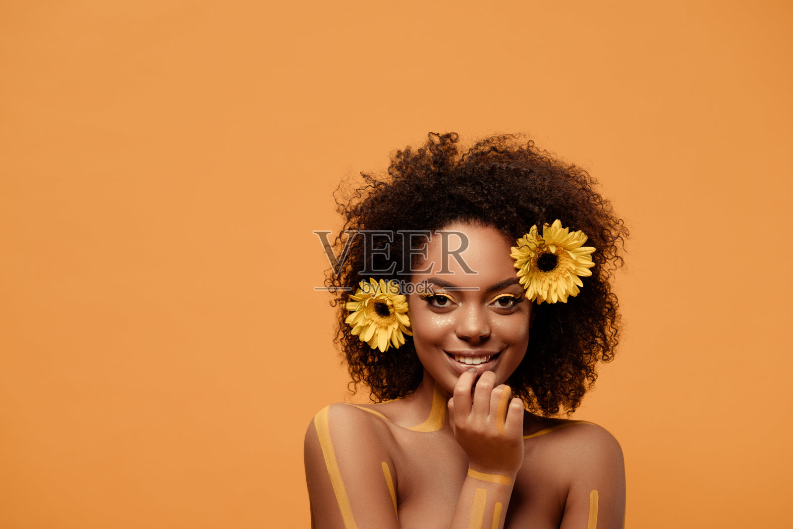 女人的艺术化妆和非洲菊在头发照片摄影图片