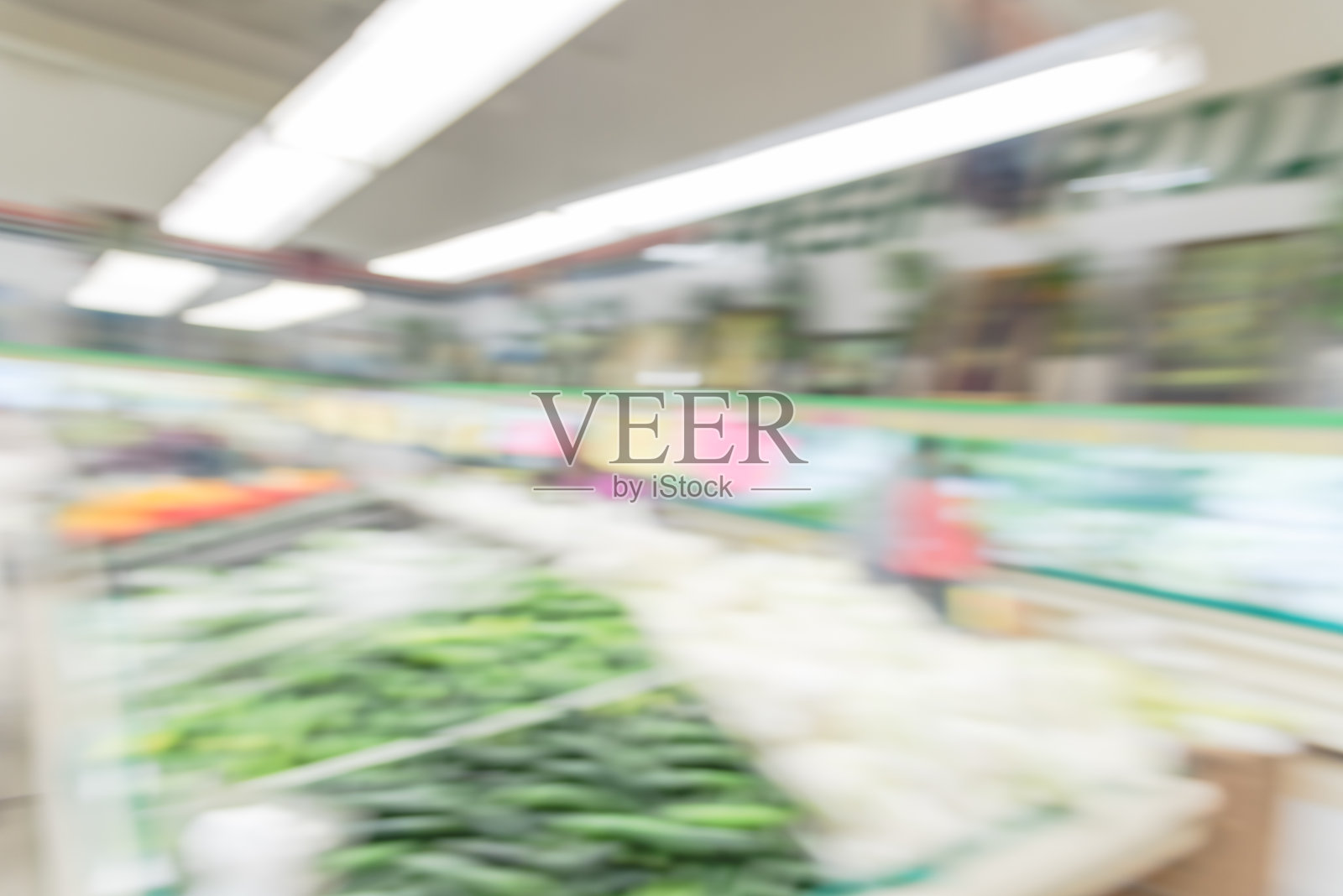 亚洲超市货架上的新鲜产品、水果、蔬菜的模糊抽象画照片摄影图片