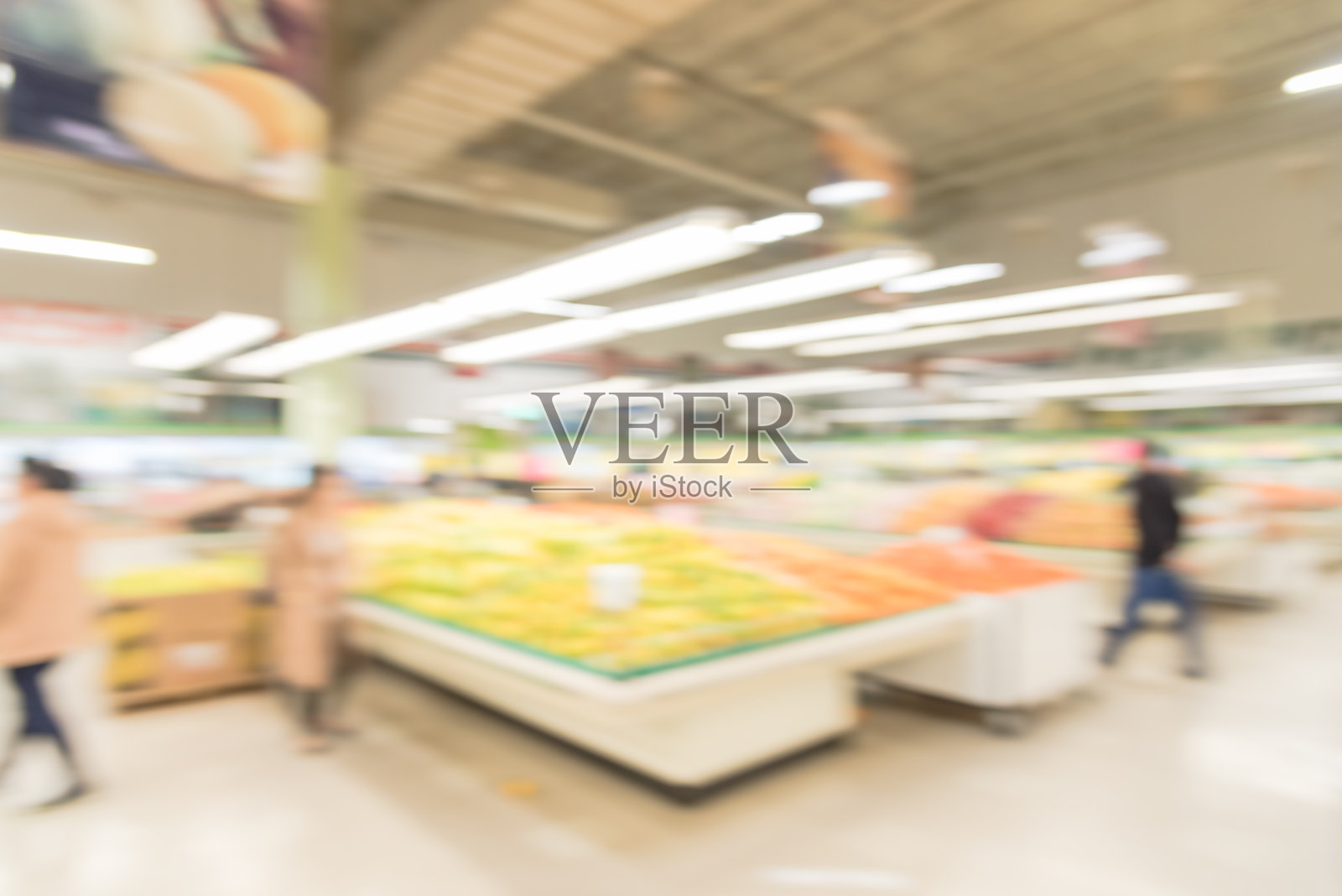 亚洲超市货架上的新鲜产品、水果、蔬菜的模糊抽象画照片摄影图片