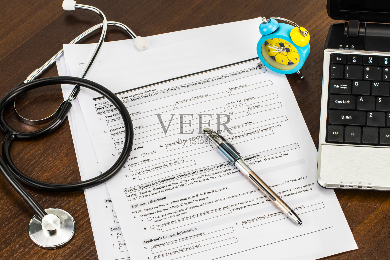 笔记本电脑，听诊器和医疗记录，医学概念照片摄影图片