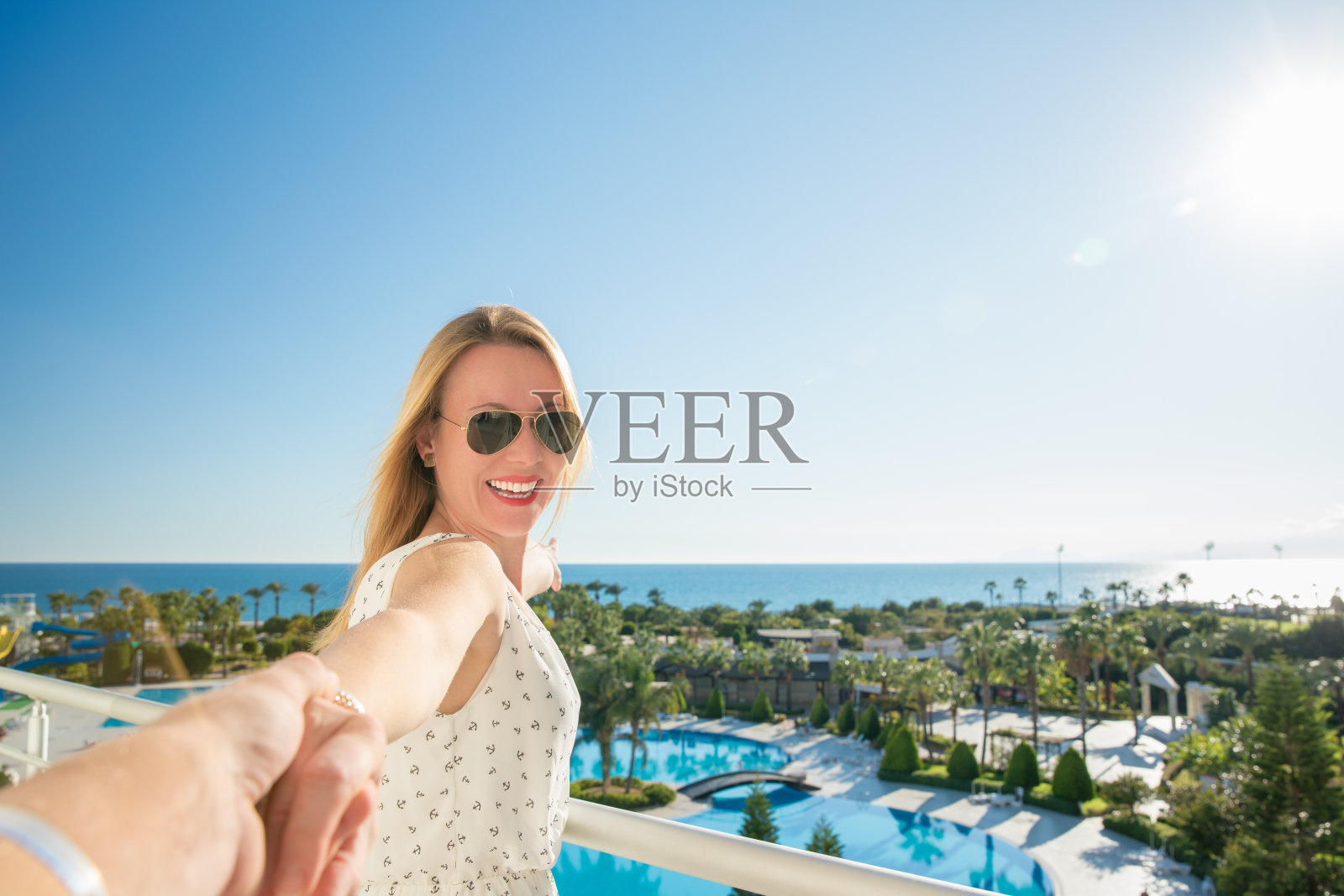 年轻美丽的女人正望着大海照片摄影图片