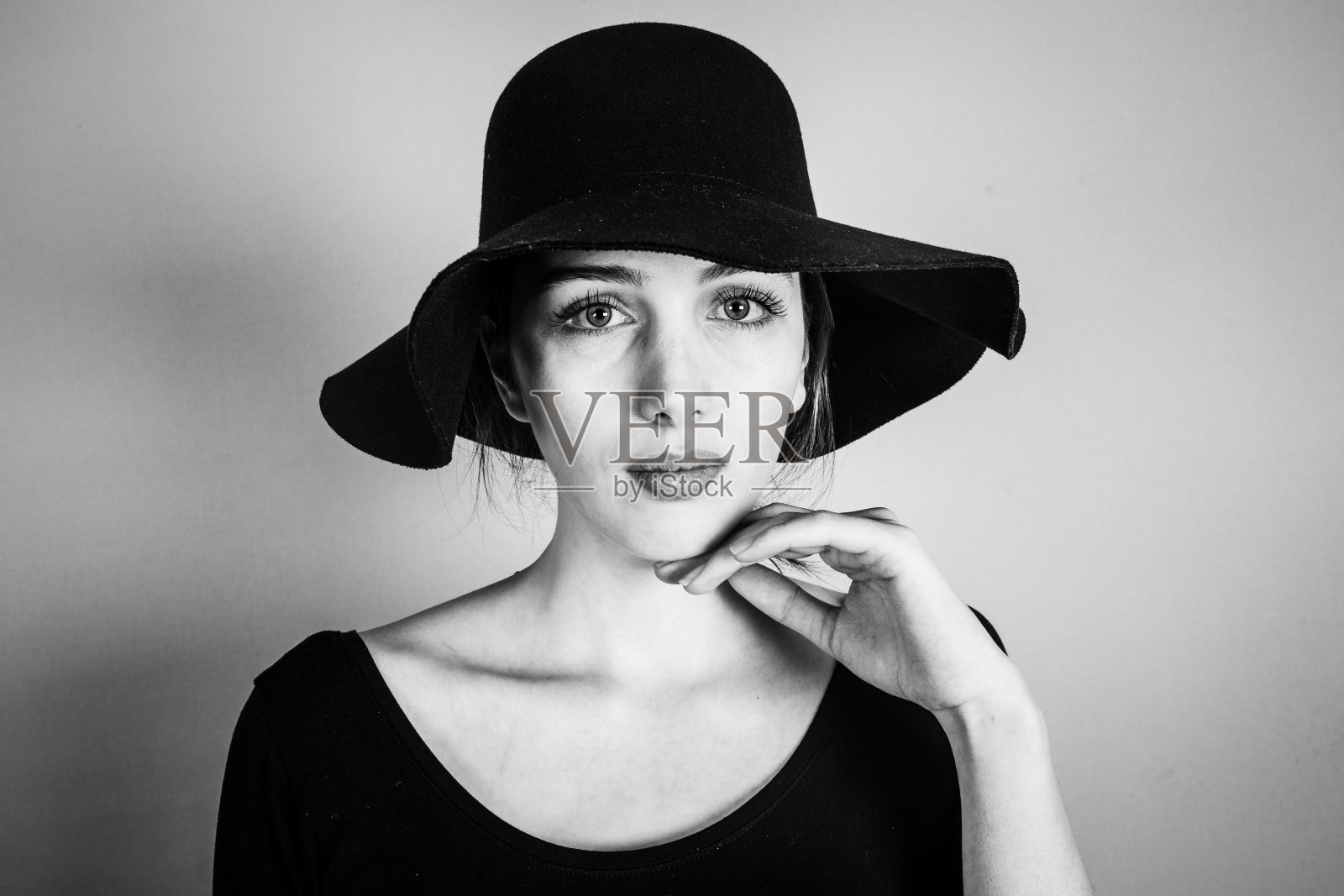 女模特在摄影棚里拍摄照片摄影图片