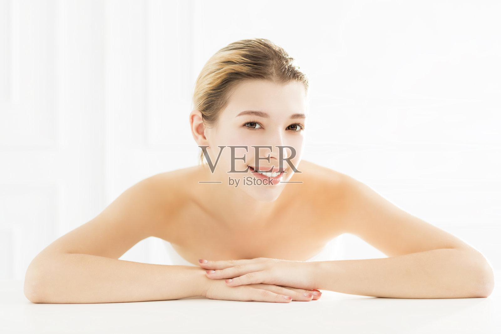 一个年轻漂亮的女人的肖像照片摄影图片