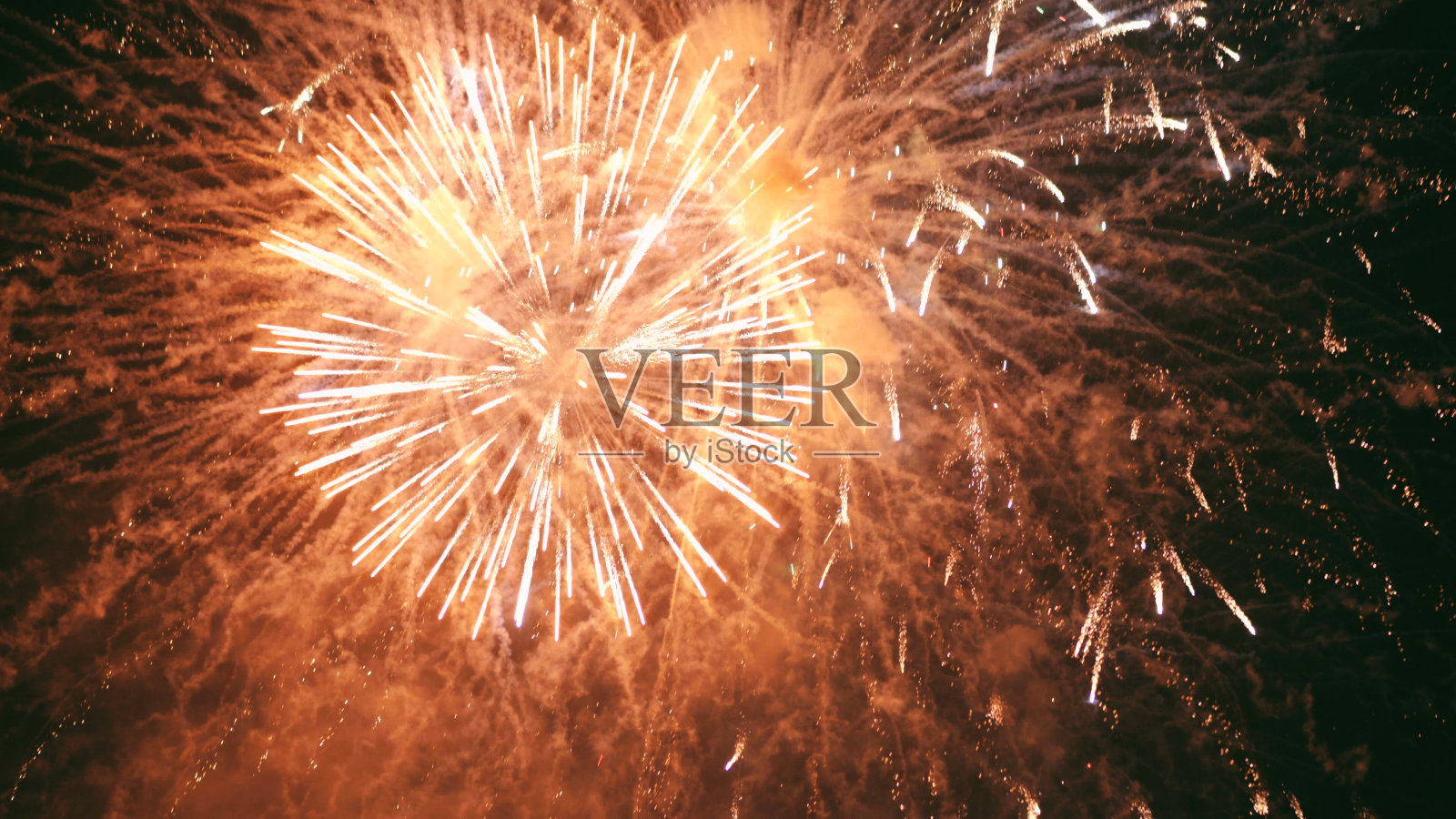 缤纷壮观的新年庆祝之夜的多种烟花照片摄影图片