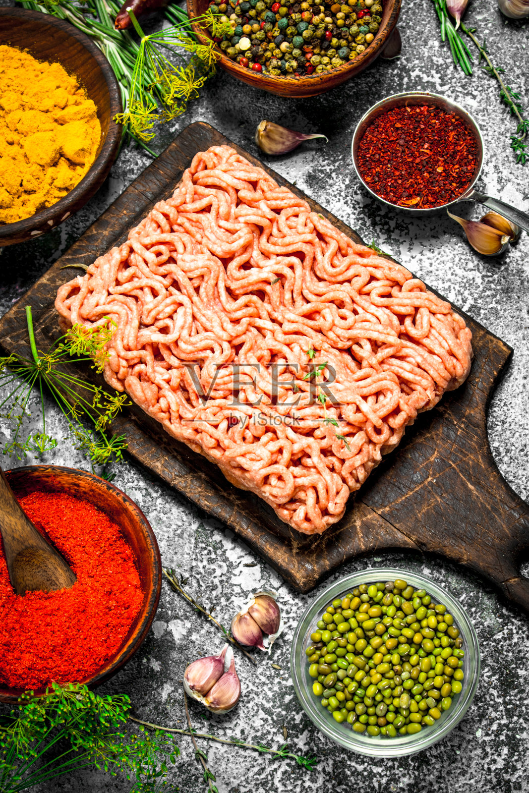 牛肉碎肉加香料和香草。照片摄影图片