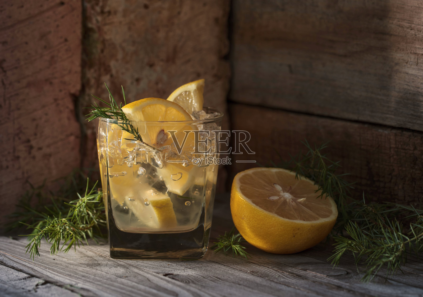 鸡尾酒的杜松子酒。照片摄影图片