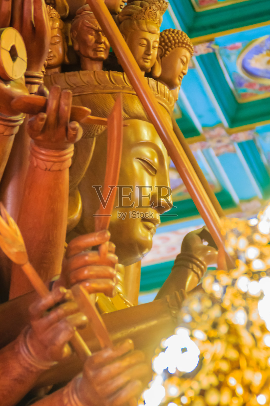 中国寺庙中观音的美丽形象。千手观音，中国神的形象制作木雕中国艺术在泰国照片摄影图片