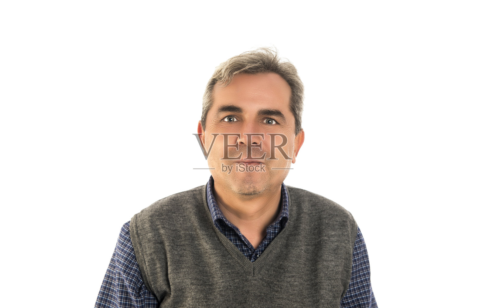 这是一个微笑的成熟的商人穿着商务装看着白色背景下的相机的Portarit照片摄影图片