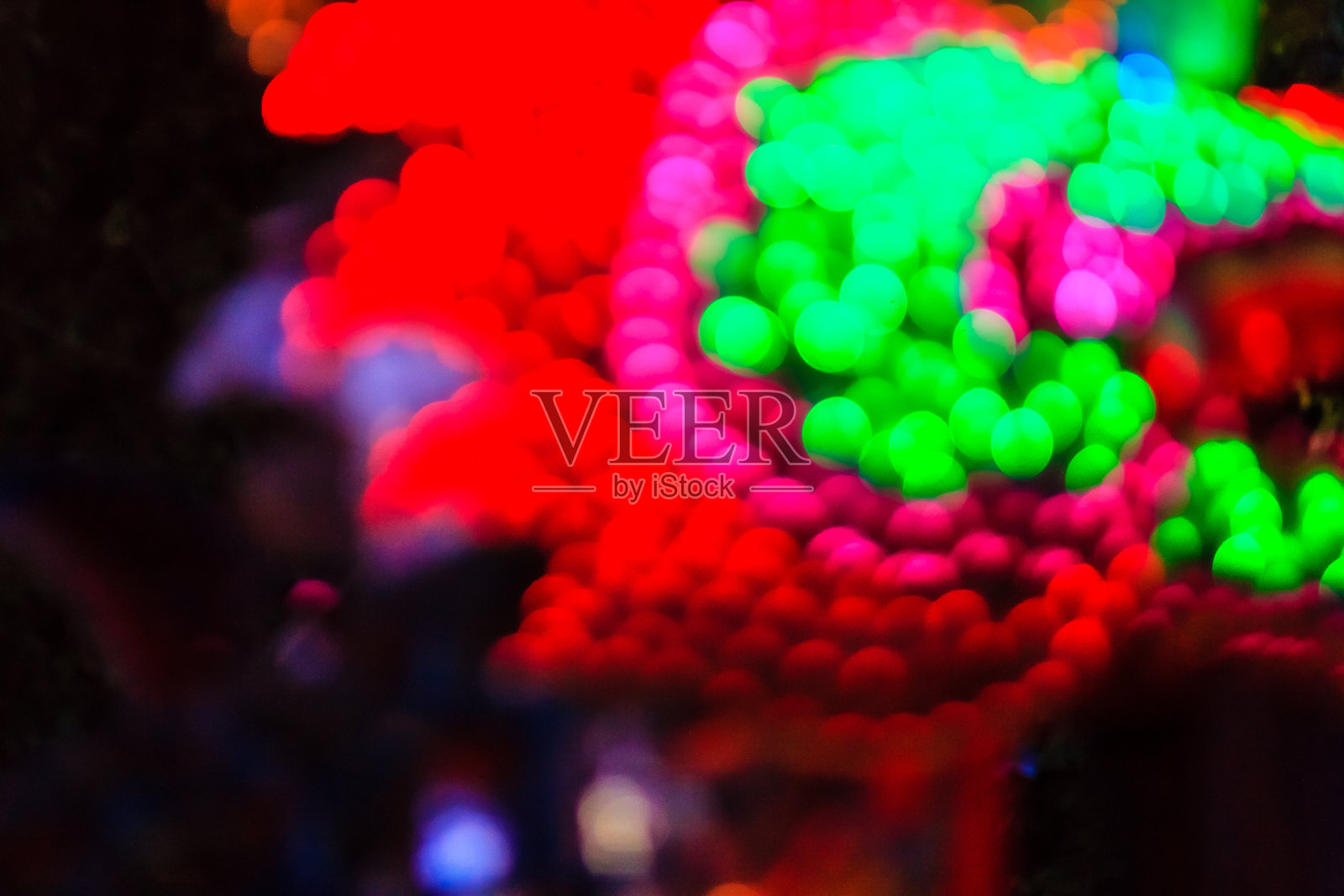 中国新年龙灯与散景背景。特写的彩色龙在夜晚黑色的背景(软模糊与差的光和噪音纹理)在中国新年期间。照片摄影图片