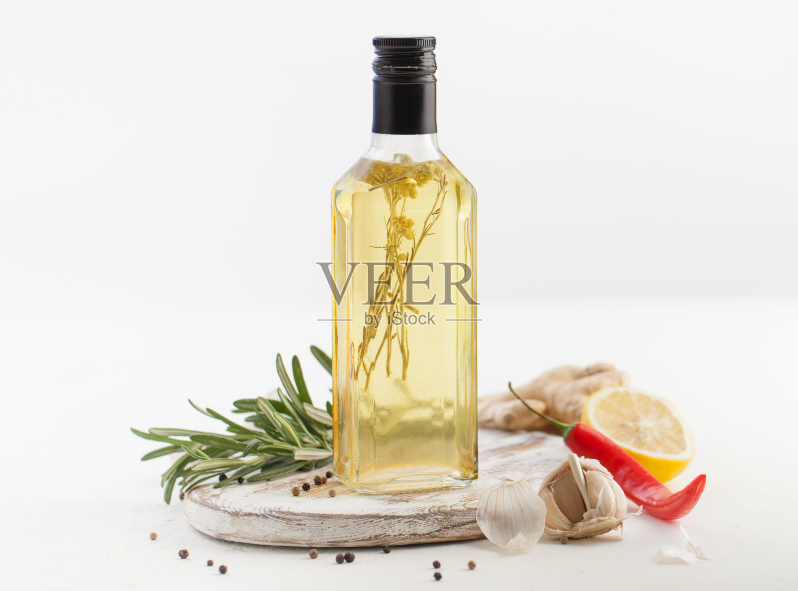 油与香草沙拉瓶上白照片摄影图片