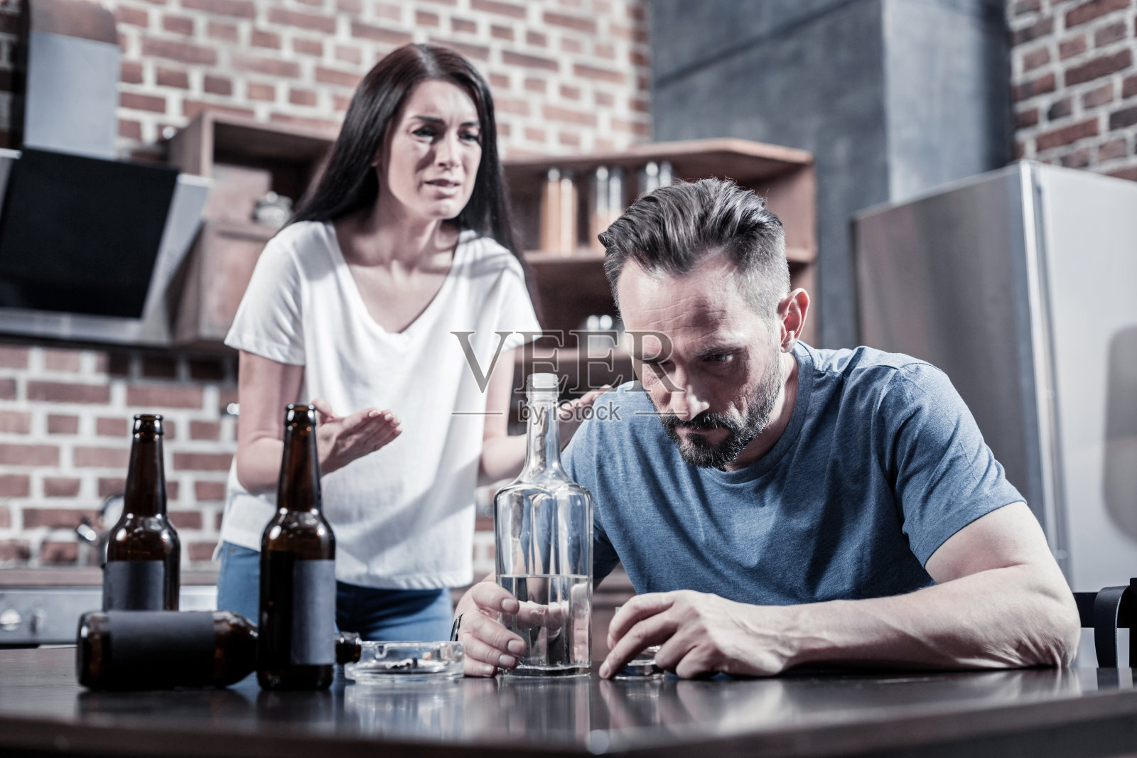 伤心哭泣的女人和她的丈夫说话照片摄影图片