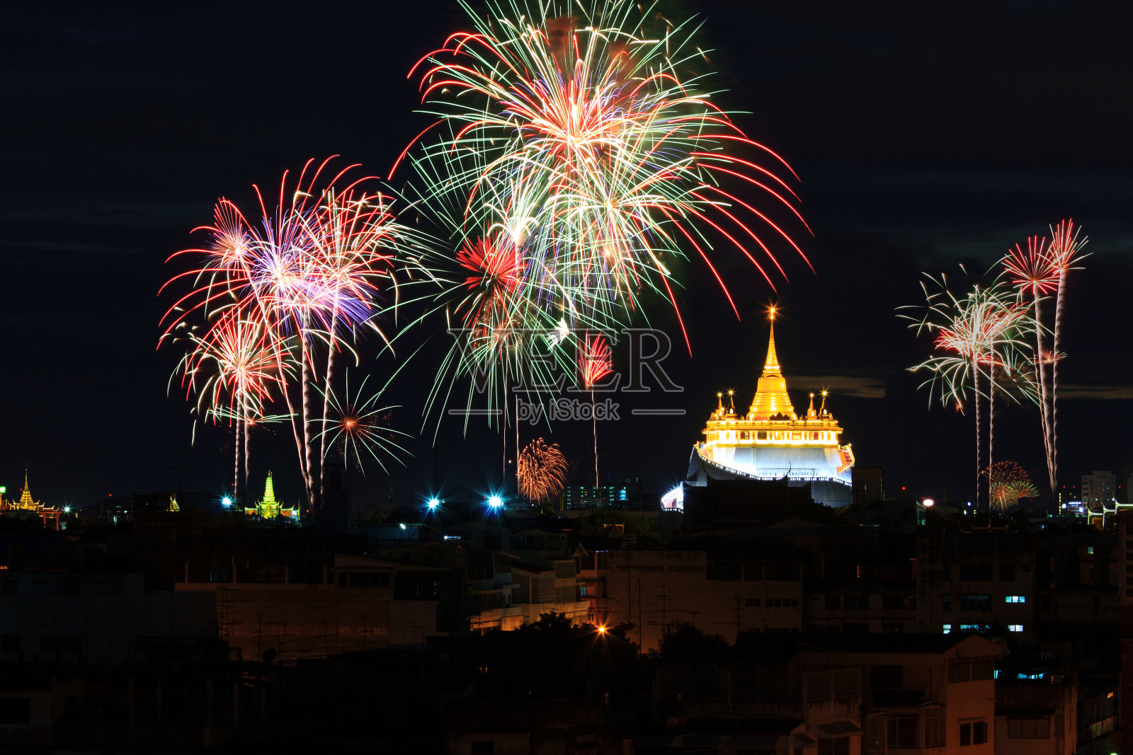 金塔的烟火/ Wat saket的烟火照片摄影图片
