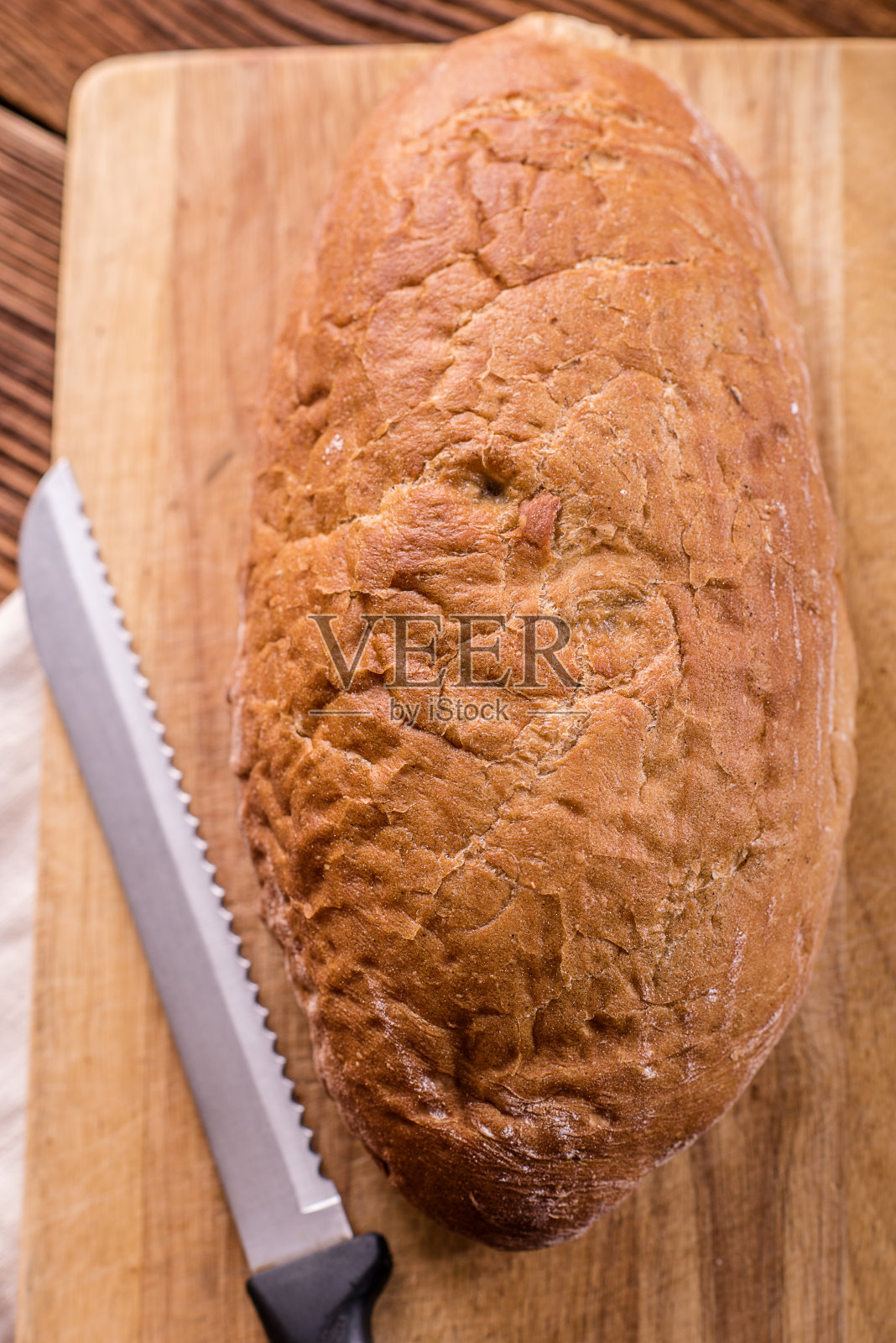 木桌上的一块刚烤好的面包照片摄影图片