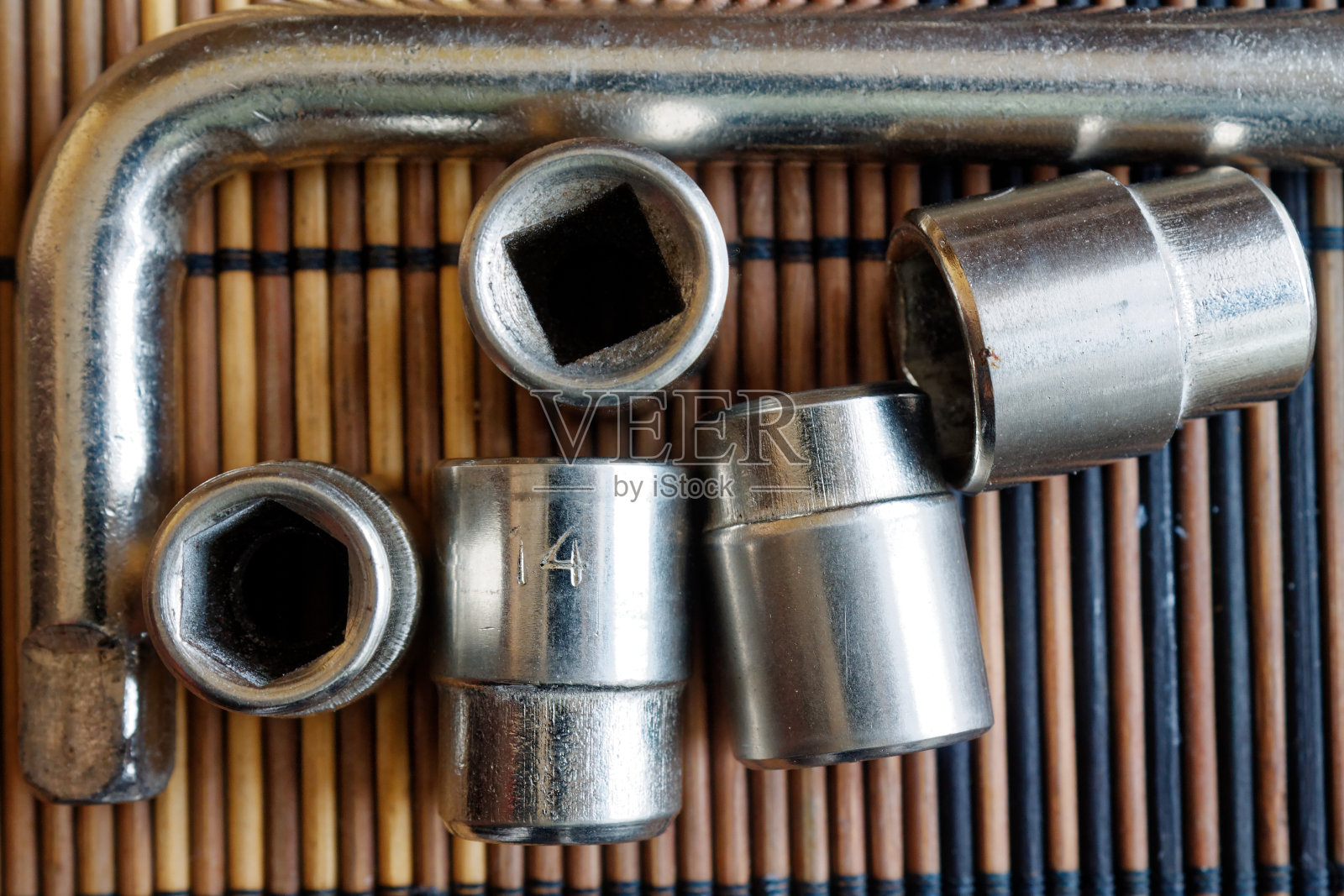 木制背景上带有Torx套筒的扳手紧固件，扳手部分照片摄影图片