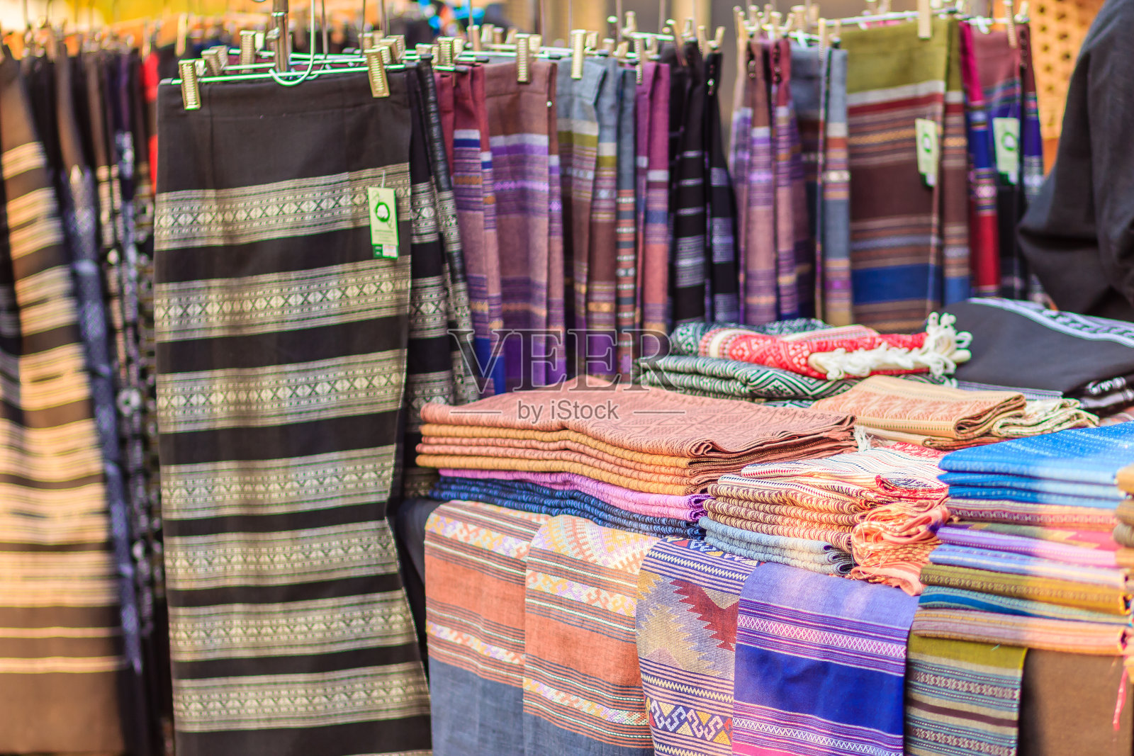 美丽的泰国部落服装和部落纺织风格在泰国北部。美丽的手工部落布民族图案在当地市场出售。照片摄影图片