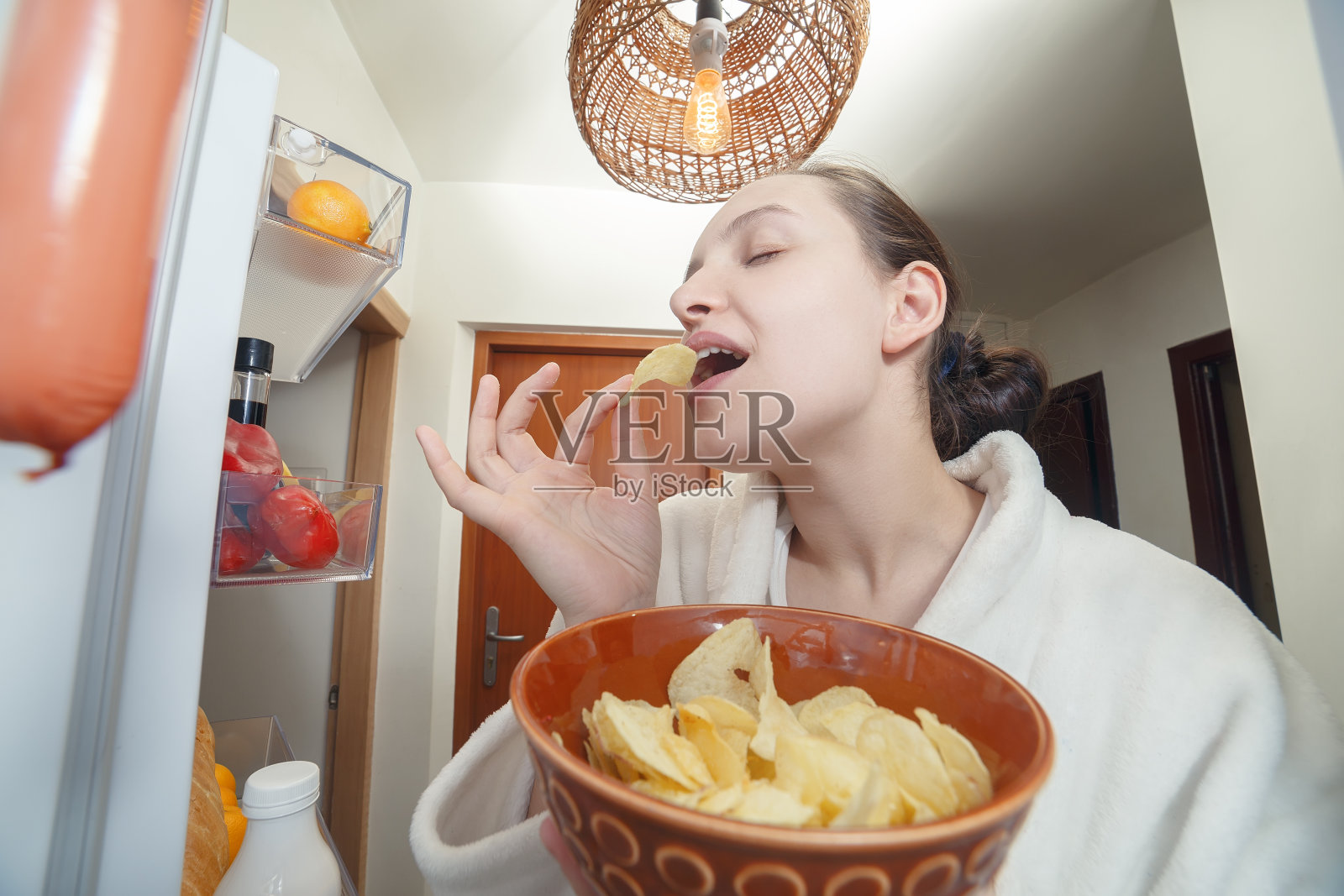 女人把芯片照片摄影图片