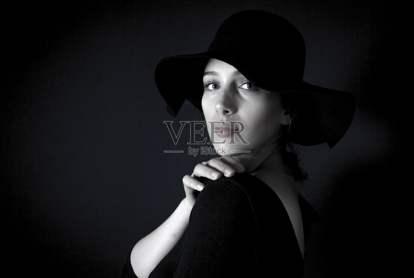 女模特在摄影棚里拍摄照片摄影图片