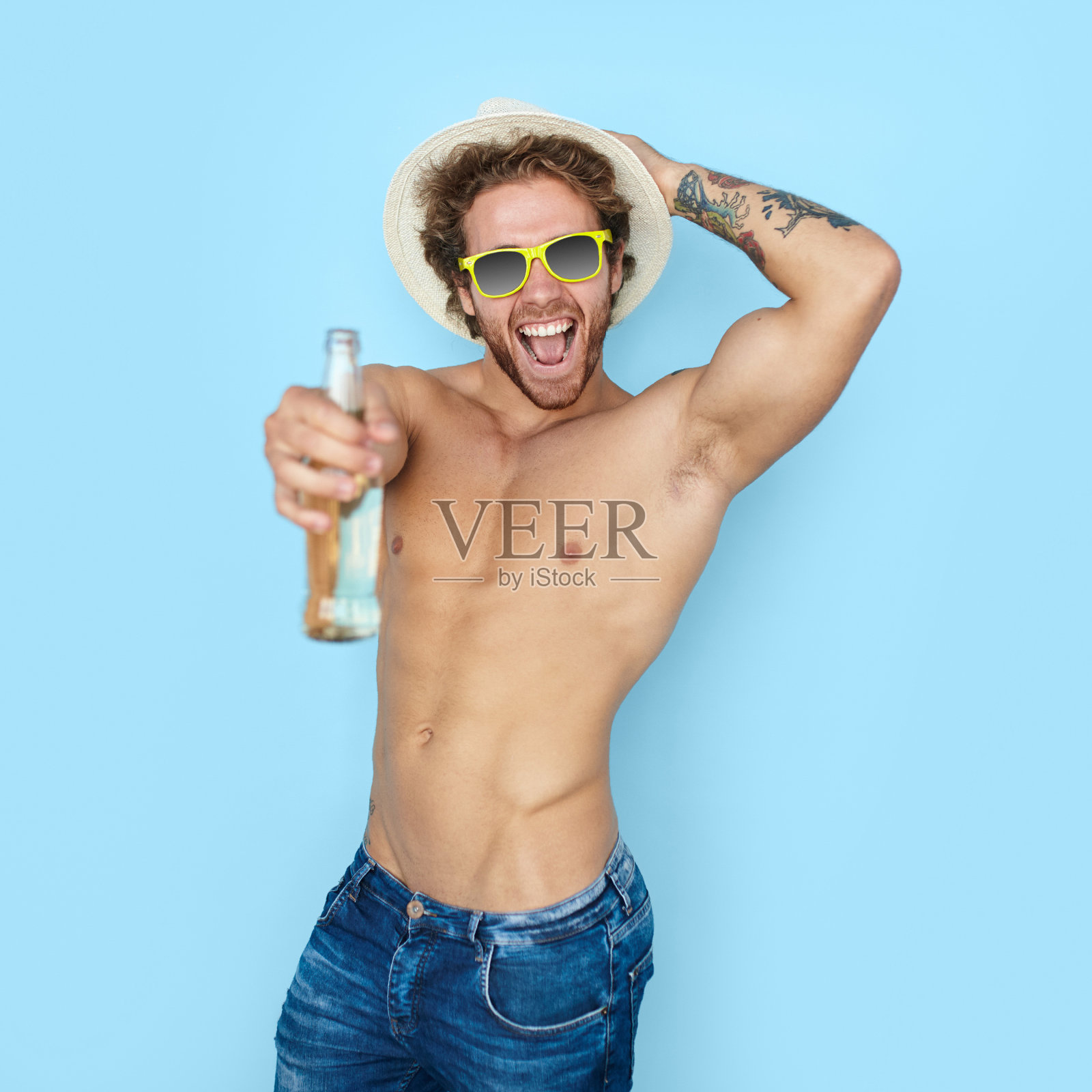 一名男子在提供饮料照片摄影图片