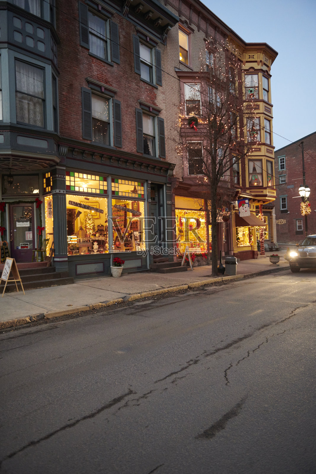 圣诞小镇“吉姆·索普”的温馨商店照片摄影图片