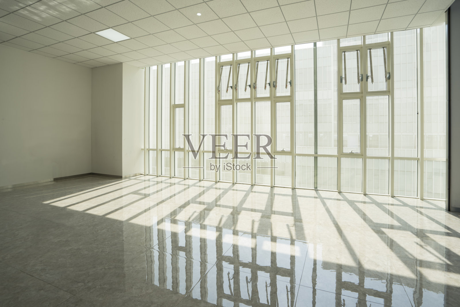 办公中心的玻璃走廊照片摄影图片