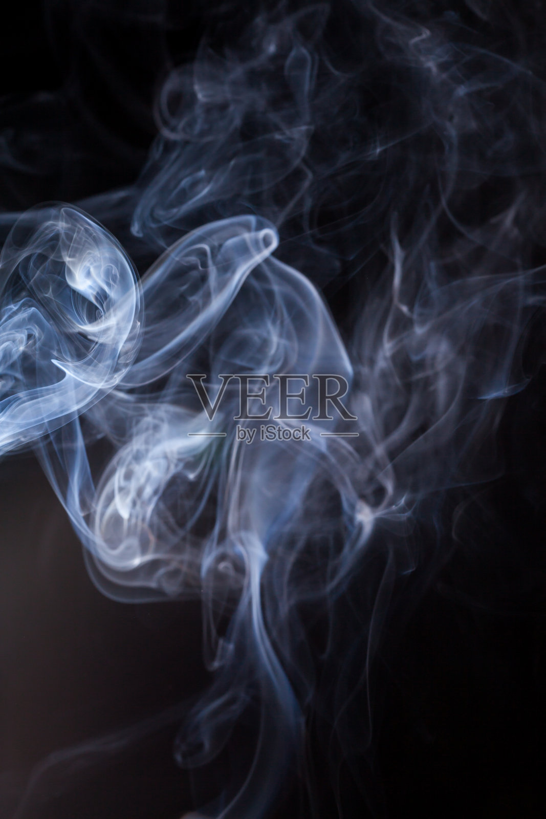 黑色背景上的烟雾。照片摄影图片