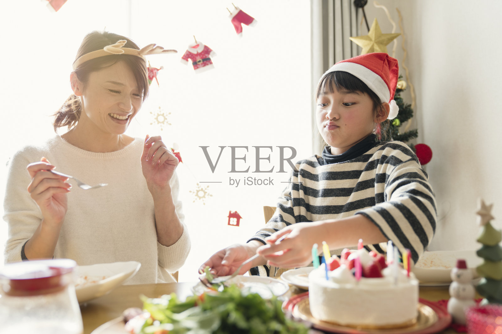 妈妈和女儿喜欢吃圣诞食品照片摄影图片