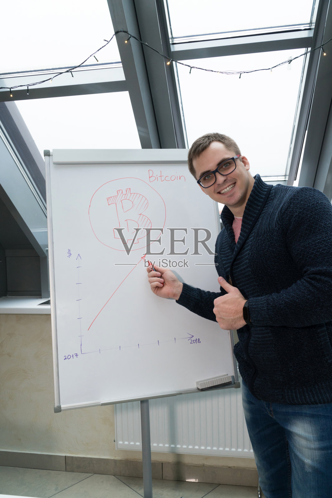 这家伙讲述了比特币的疯狂增长照片摄影图片