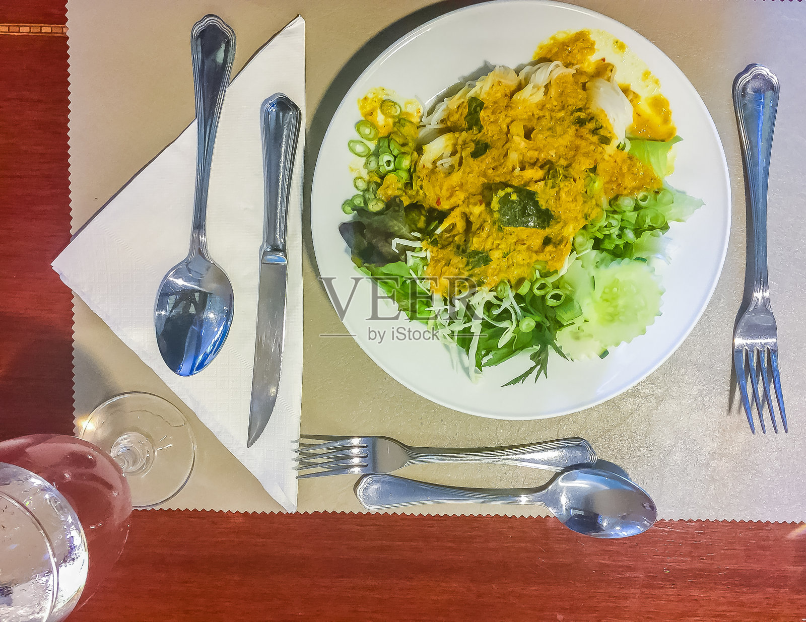 Khanom chin面条，一种很受欢迎的泰国食品，由米粉制成，有时经过发酵。吃泰国辣汤和许多新鲜蔬菜。照片摄影图片