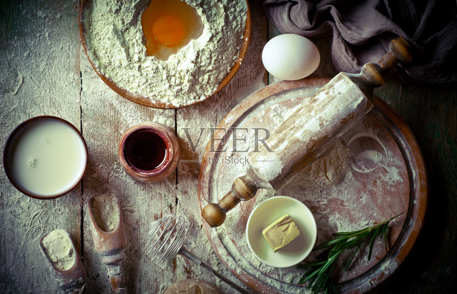 在一个古老的背景上用面粉生面团照片摄影图片