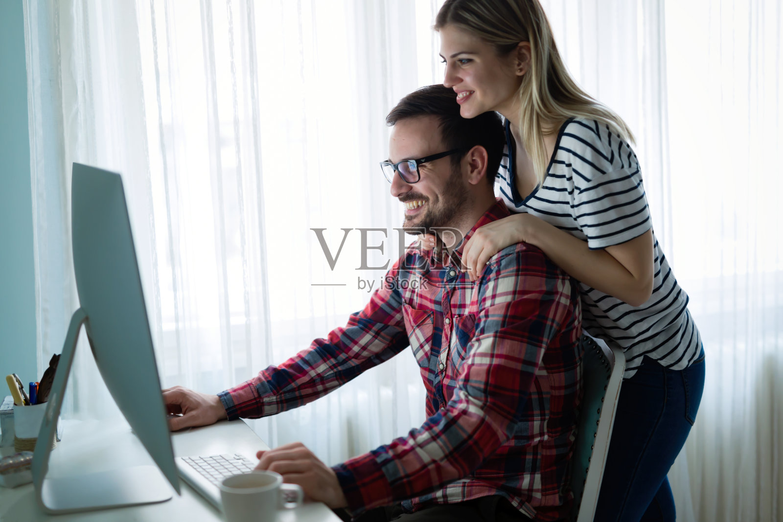 年轻迷人的设计师在家里一起工作照片摄影图片