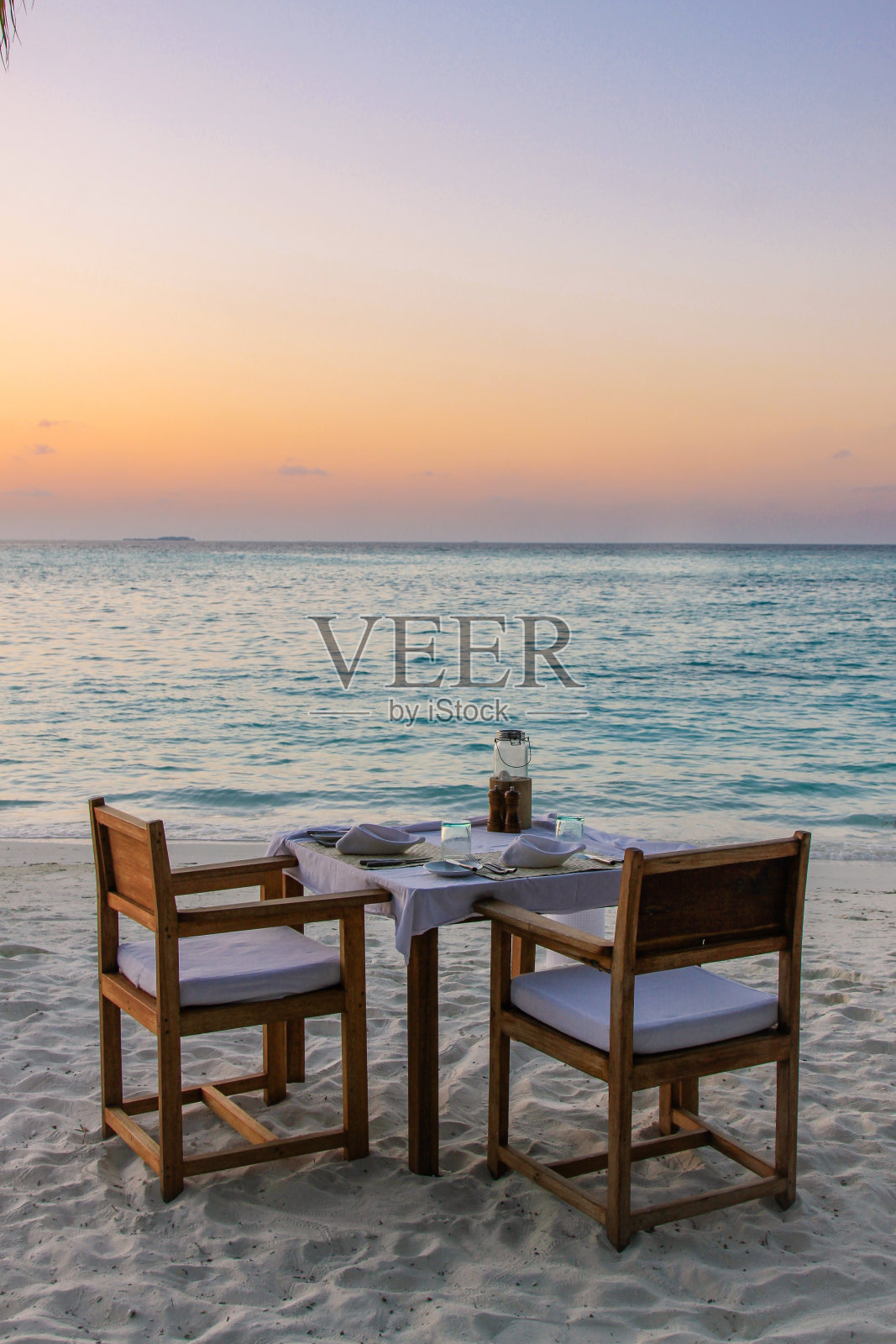 海滩烛光晚餐日落照片摄影图片