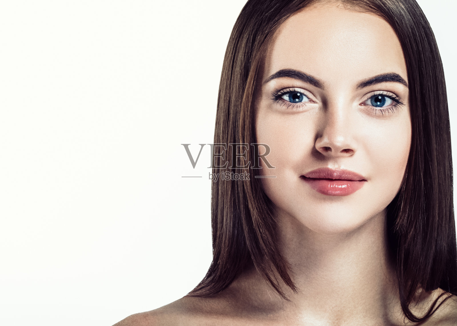 美丽女孩的脸肖像。美丽的水疗模特女人完美健康的头发光滑。照片摄影图片