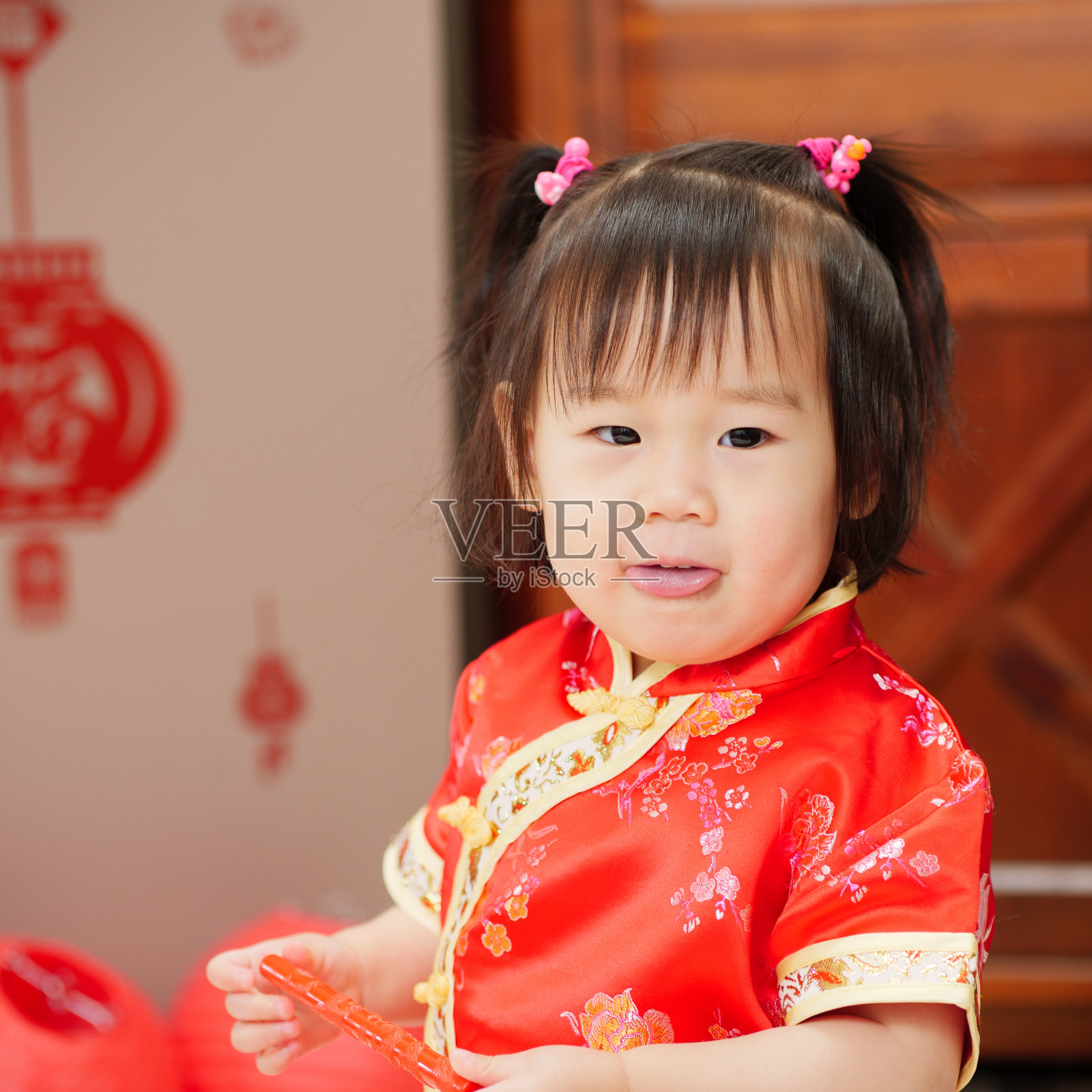 中国女婴庆祝中国新年照片摄影图片