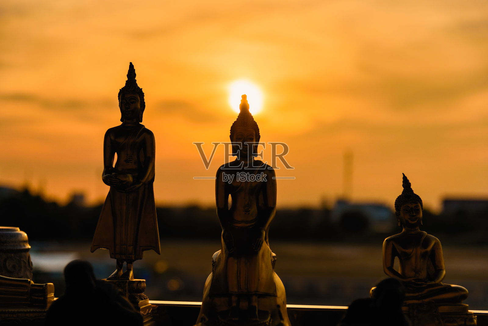 模糊的夕阳背景下的剪影佛像。泰国。照片摄影图片