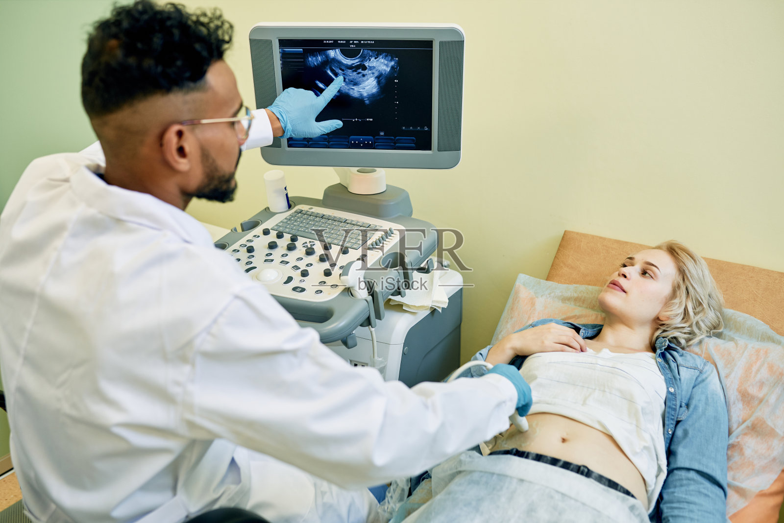 孕妇在医生办公室做超声检查照片摄影图片