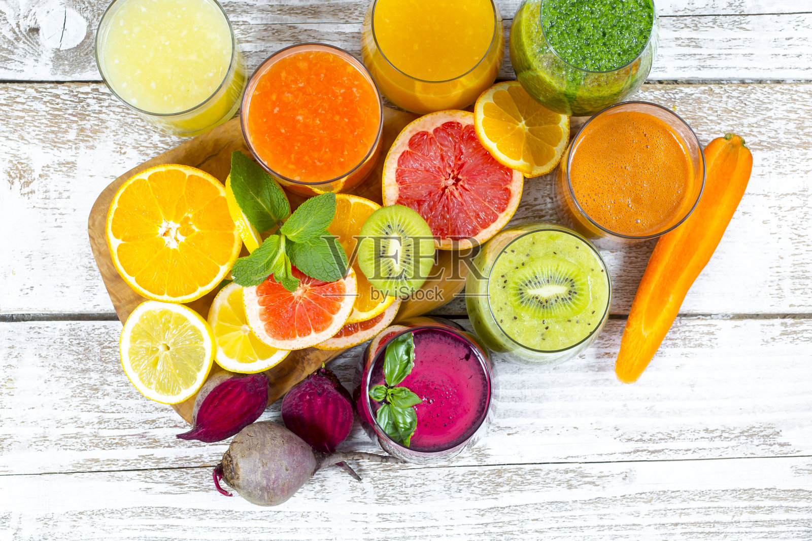 新鲜的排毒果汁水果和蔬菜的玻璃瓶在一个木制的背景照片摄影图片