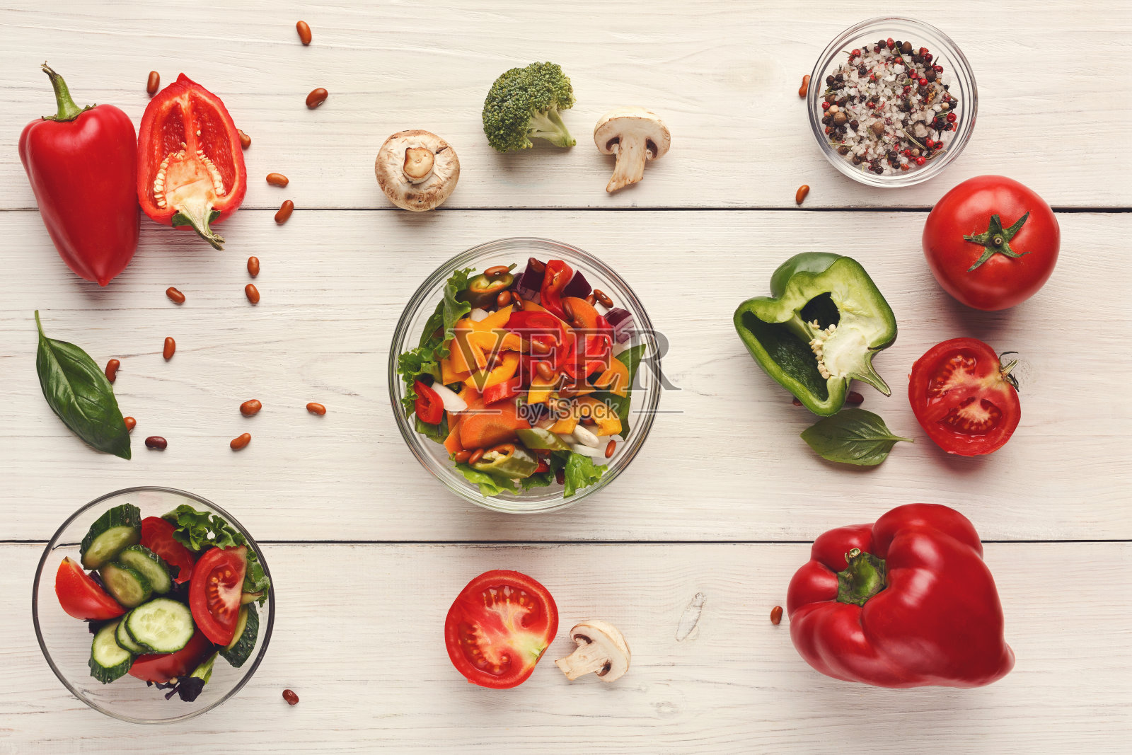 白色木桌上的各种沙拉碗，俯视图照片摄影图片