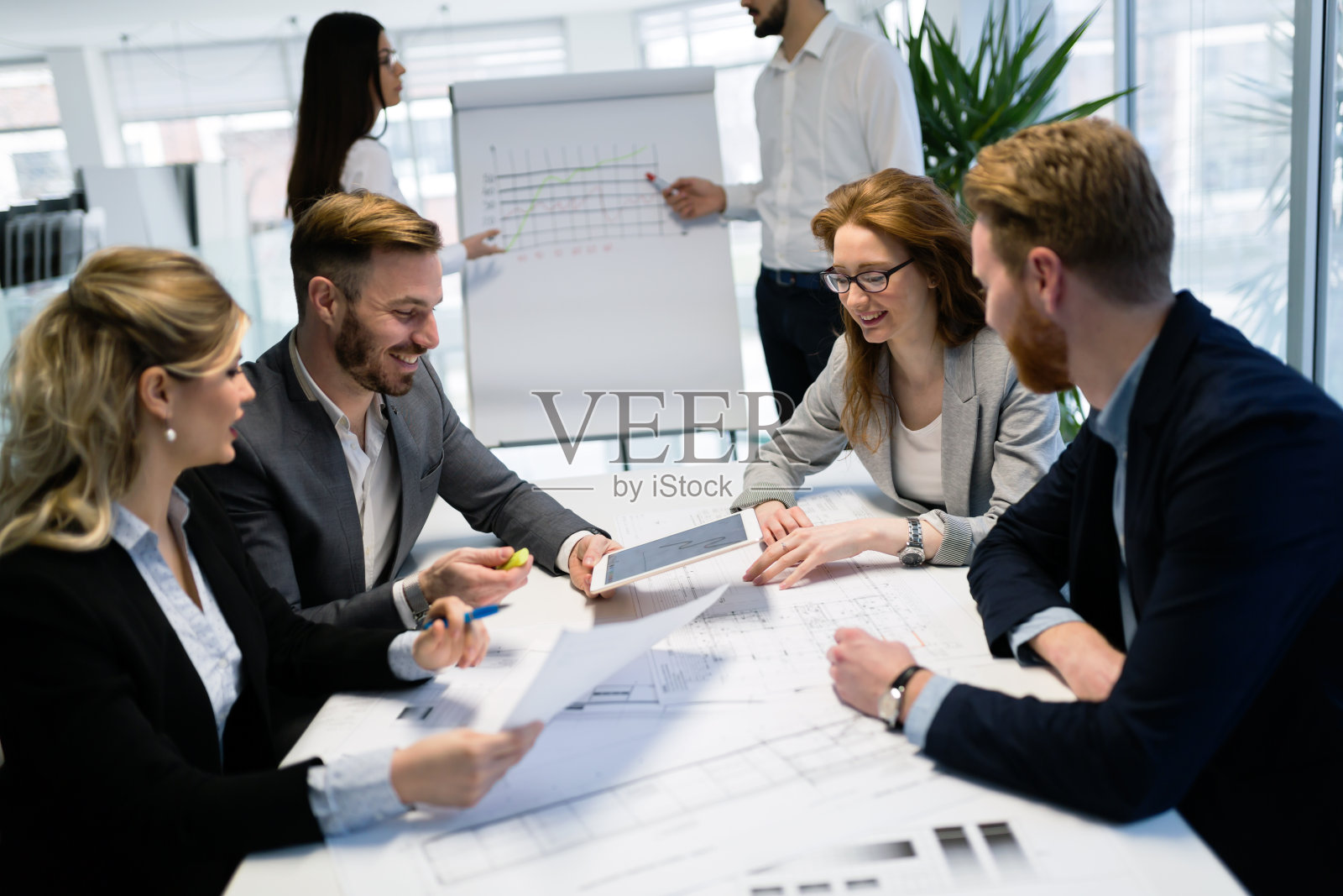 一组建筑师一起工作的项目照片摄影图片