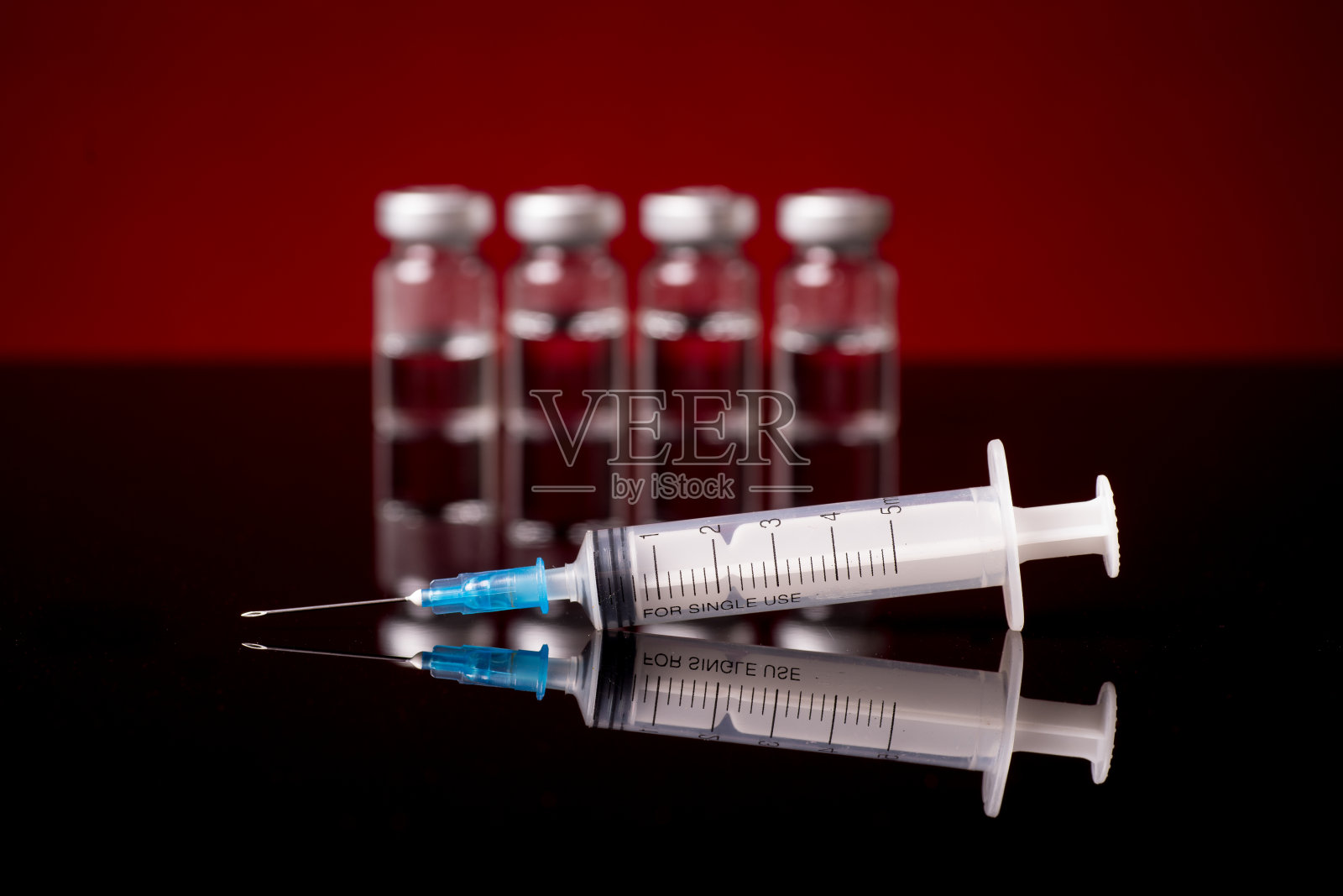 医疗药瓶和注射器照片摄影图片