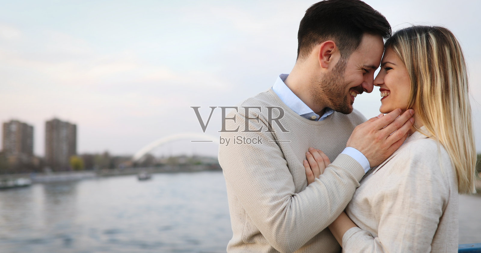 幸福的情侣微笑着在户外约会照片摄影图片